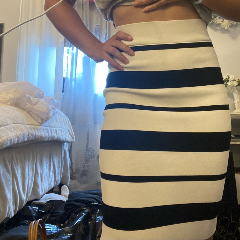 BCBG form fitting pencil skirt